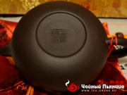 <p>Форма: Фанг Ху, в переводе означает "античный (древний) чайник" или "чайник традиционной формы". Мастер: Циан Линцюан. Объем: 240 мл. Размер: 14,5 Х 7,5 см. </p>