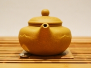 <p>Форма: Фанг Ху, в переводе означает "античный (древний) чайник" или "чайник традиционной формы".

Мастер: Ин Сюанминь.</p>