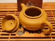 <p>Форма: Фанг Ху, в переводе означает "античный (древний) чайник" или "чайник традиционной формы".

Мастер: Ин Сюанминь.</p>