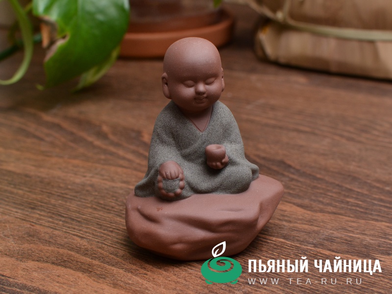 Маленький монах пьёт чай, глина