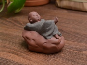 Маленький монах отдыхает, глина