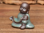 Маленький монах c пиалой, керамика и глазурь