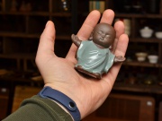 Маленький монах раскинул руки, керамика и глазурь