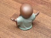 Маленький монах раскинул руки, керамика и глазурь