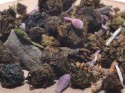 Иван-чай с цветами, саган-дайля, малиной, вишней, черноплодкой и крапивой